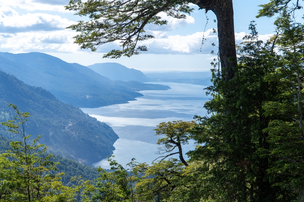 Aguas azules y tranquilas rodeadas de paisajes volcánicos