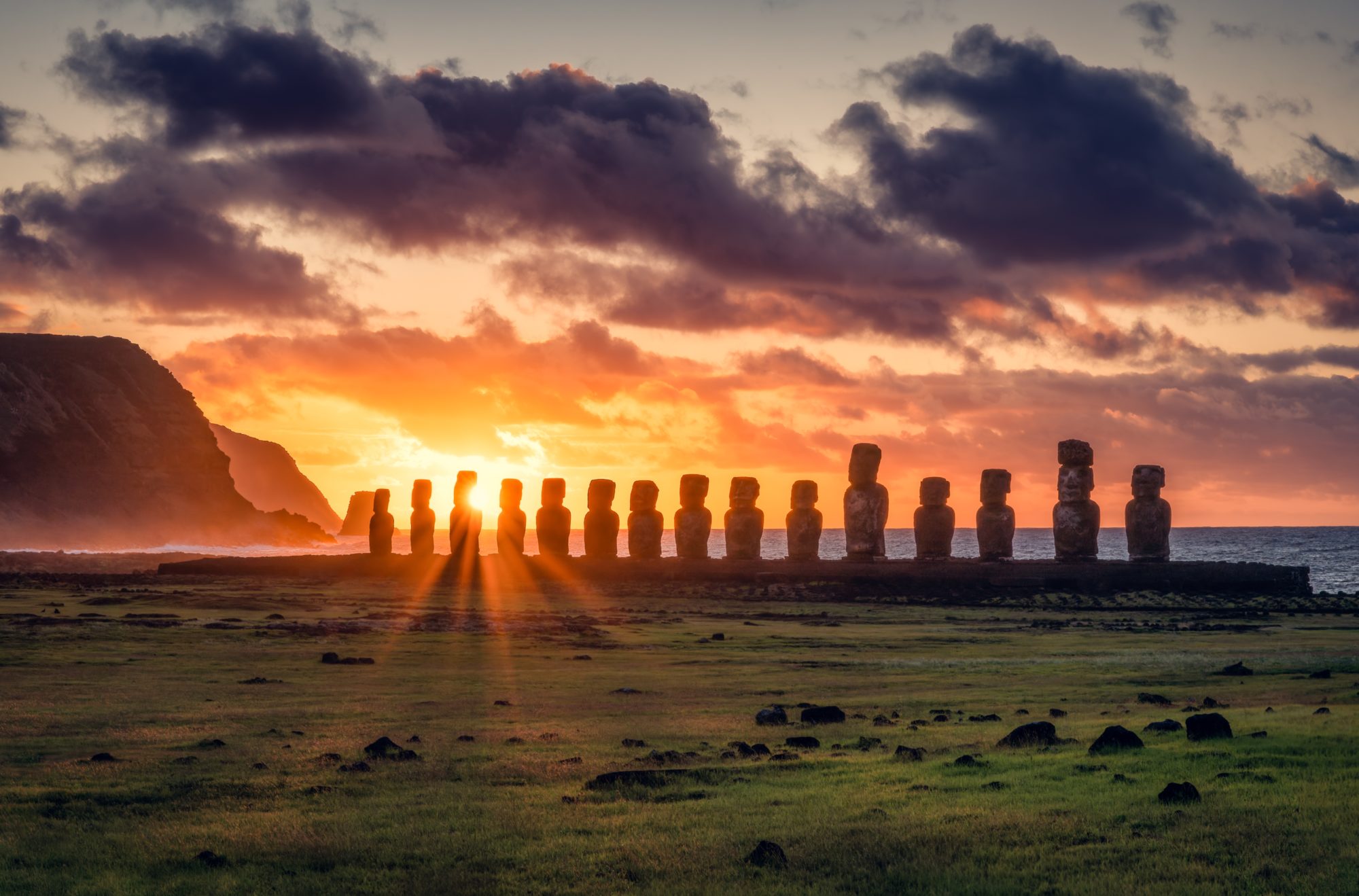 Amazing,Sunrise,With,Moai,Statue,Silhouettes,On,Ahu,Tongariki,,Easter