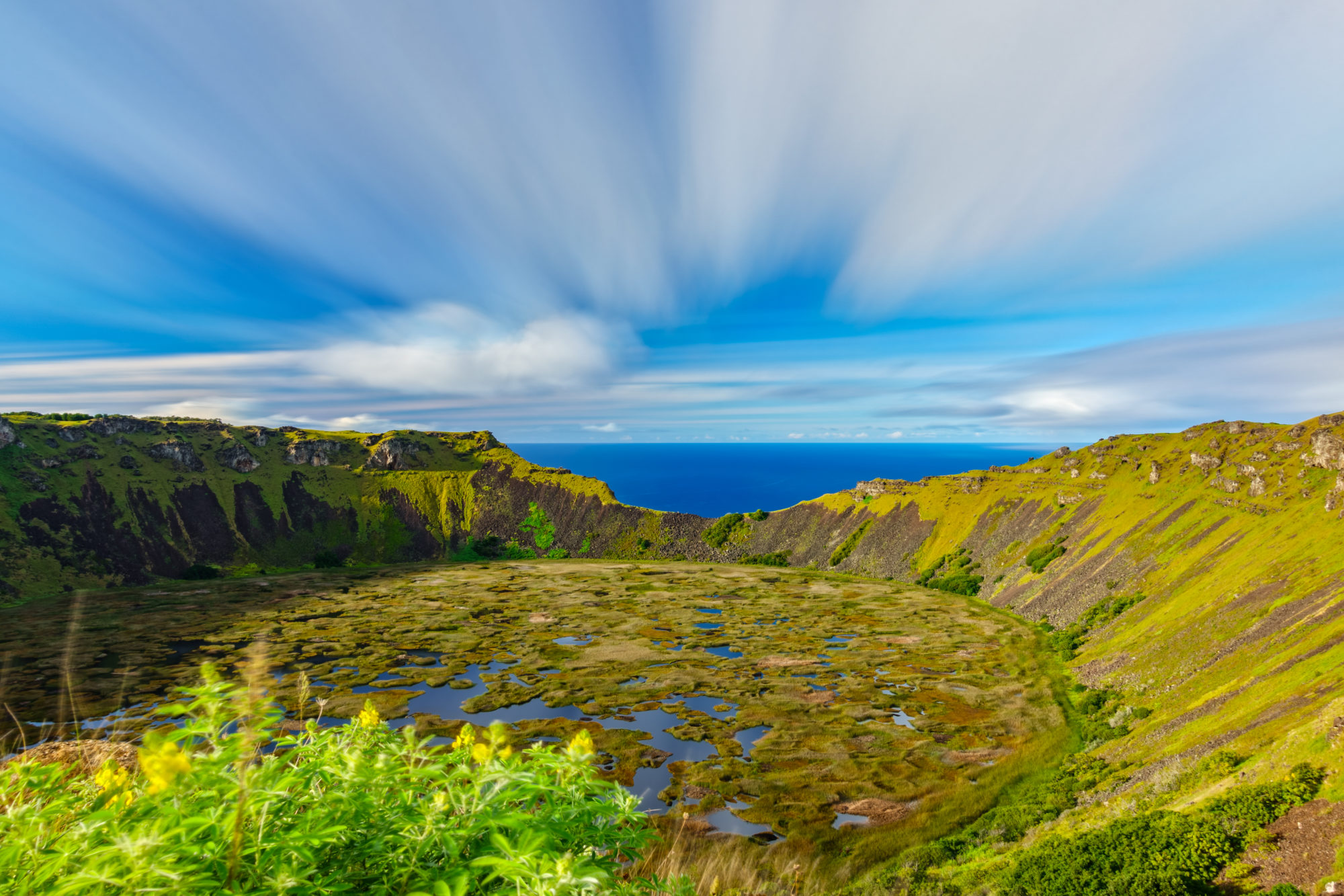 Silk,Pacific,Ocean,And,Rano,Kau,Volcano,Crater,Ultra,Long