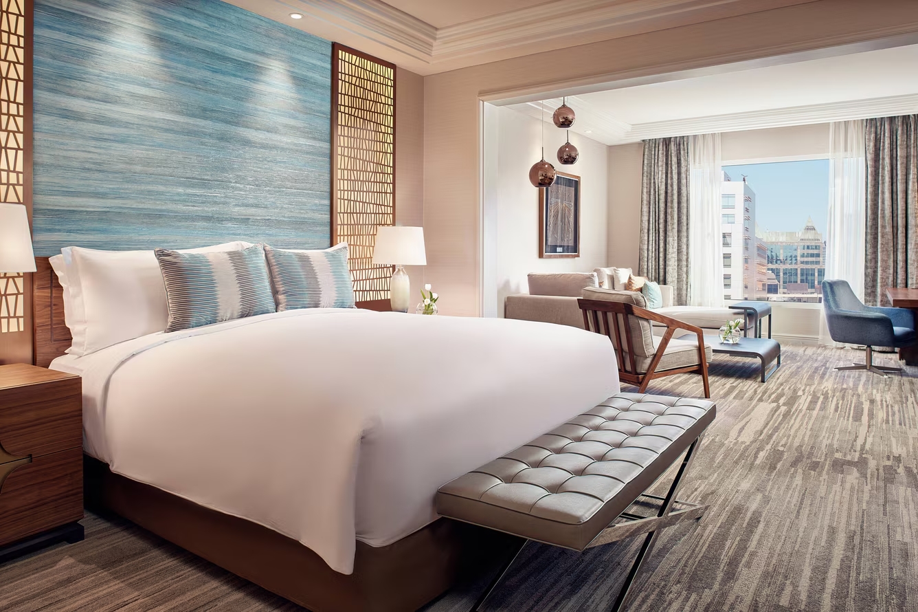 sclrz-guestroom-4109-hor-clsc