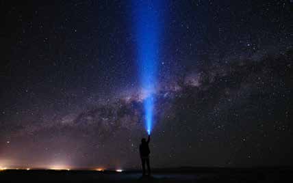 Baño de estrellas en el desierto