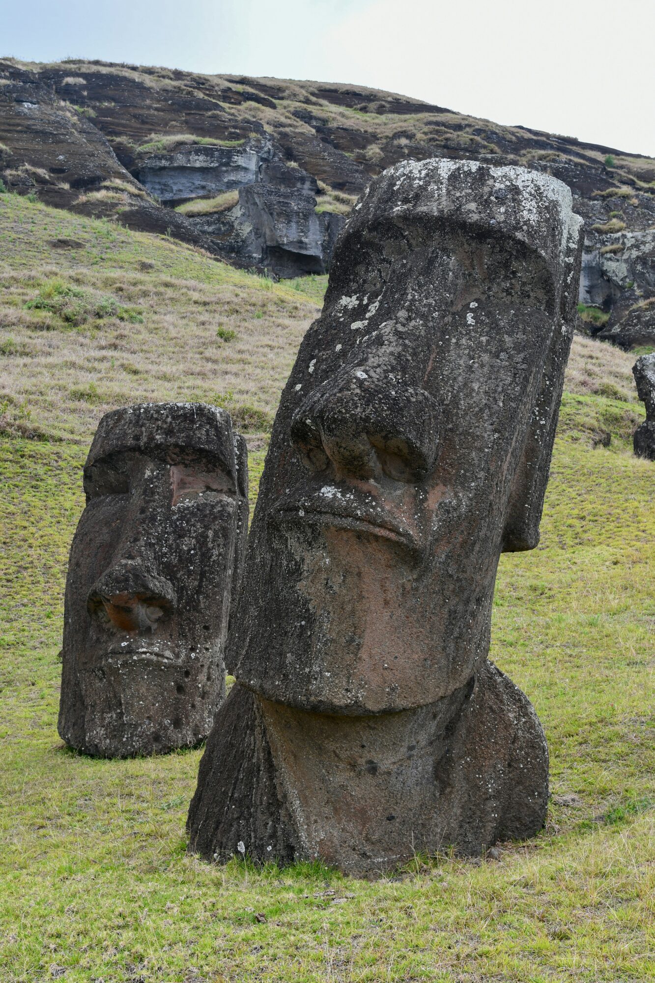 Moáis sobre una ladera de Rapa Nui